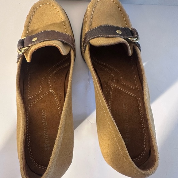 SOLD. Naturalizer Tan and Brown Flats with Moccasin Design - Picture 5 of 7
